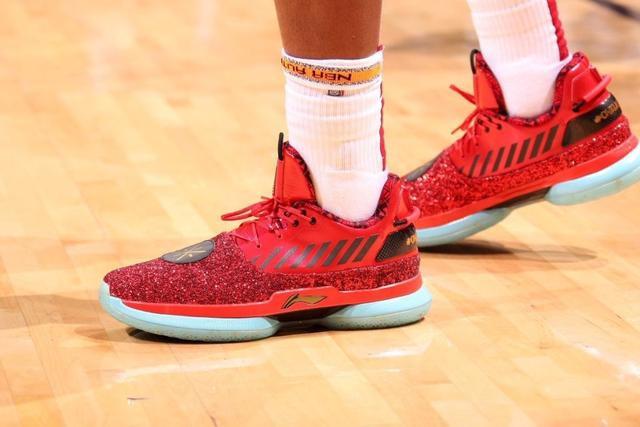 张镇麟30分辽宁轻取广州 高登44分四川负首钢